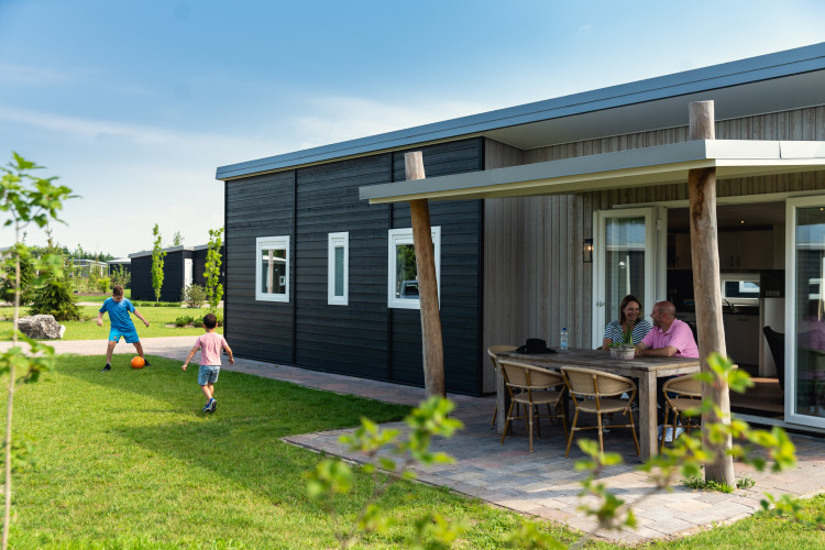 Raccoon_Lodge_buiten_gezin