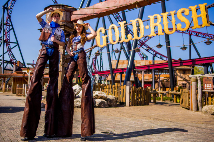 Steltelopers_bij_Gold_Rush