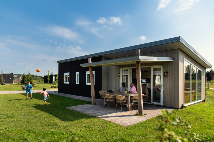 Raccoon_Lodge_buiten_gezin_2
