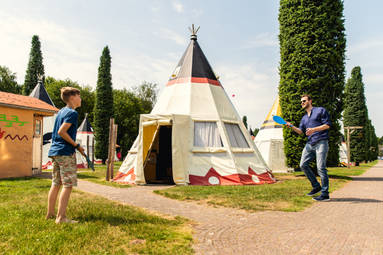 Wigwam_Deluxe_buiten_vader_zoon_1